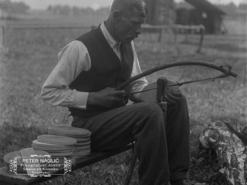 Fran Osel vrta konjske deščice na primitiven način z lokom - Naglic035