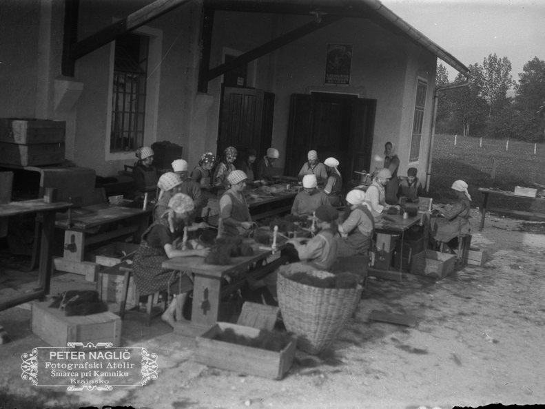 Ročna obdelava ščetin pod nadstreškom - Naglic036