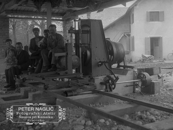 Različne osebe pri žagi - Naglic040