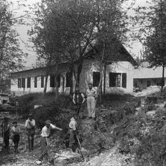 Trebljenje struge, v ozadju strojna delavnica, 1927 - Naglic048