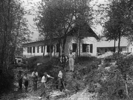 Trebljenje struge, v ozadju strojna delavnica, 1927 - Naglic048