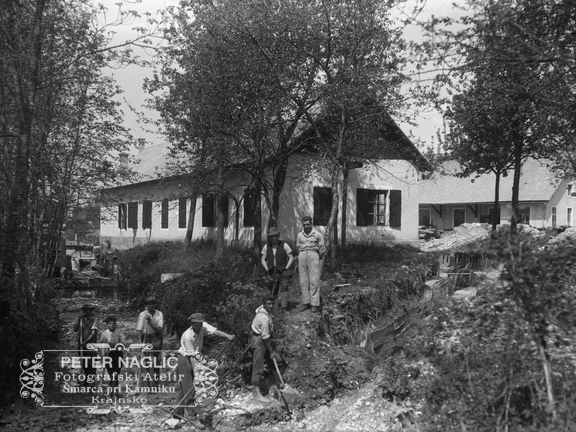 Trebljenje struge, v ozadju strojna delavnica, 1927 - Naglic048