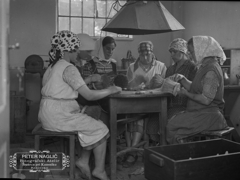 Delo pri smolenju, Jagodic, Vidmar, Drmal M., Ulčar A. (por. Mihelič), Šesek, Marolt, 1930 - Naglic076