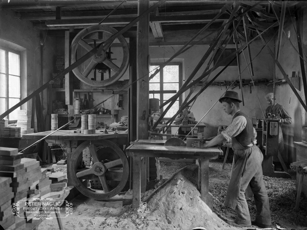 Strojna delavnica, Julij Jeran žaga, Peter Naglič struži, Janez Kočar vrta - Naglic085