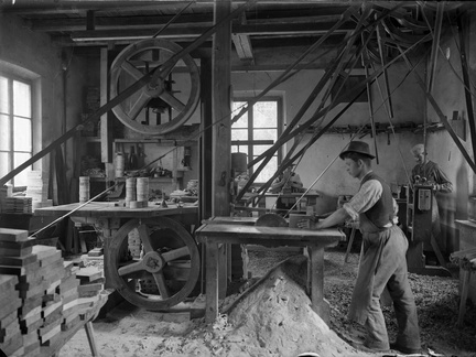 Strojna delavnica, Julij Jeran žaga, Peter Naglič struži, Janez Kočar vrta - Naglic085