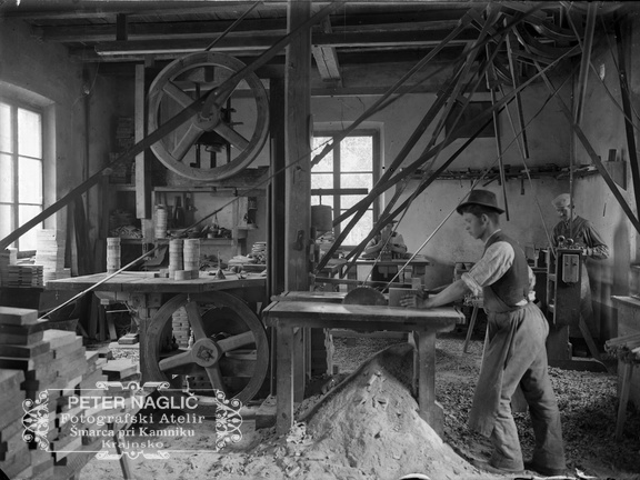Strojna delavnica, Julij Jeran žaga, Peter Naglič struži, Janez Kočar vrta - Naglic085