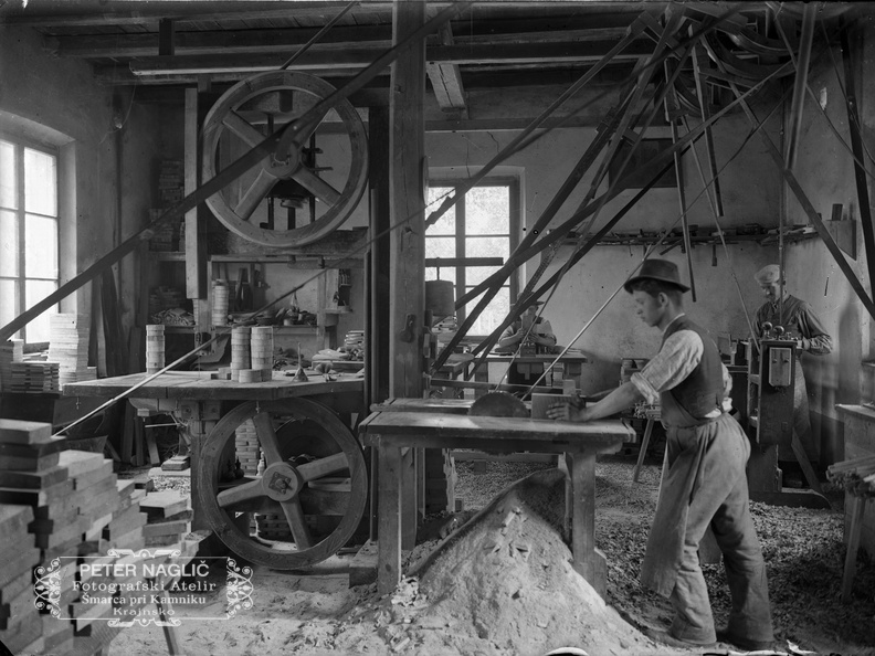 Strojna delavnica, Julij Jeran žaga, Peter Naglič struži, Janez Kočar vrta - Naglic085