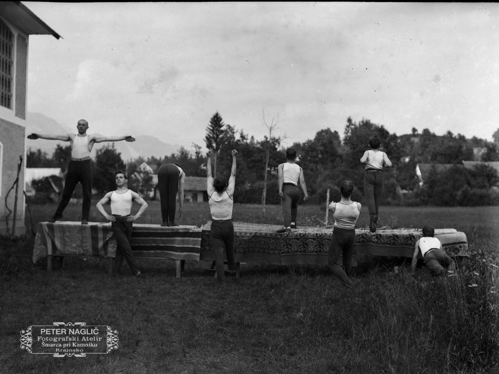 Skupina Orlov pri vajah v Komendi - Naglic 1264