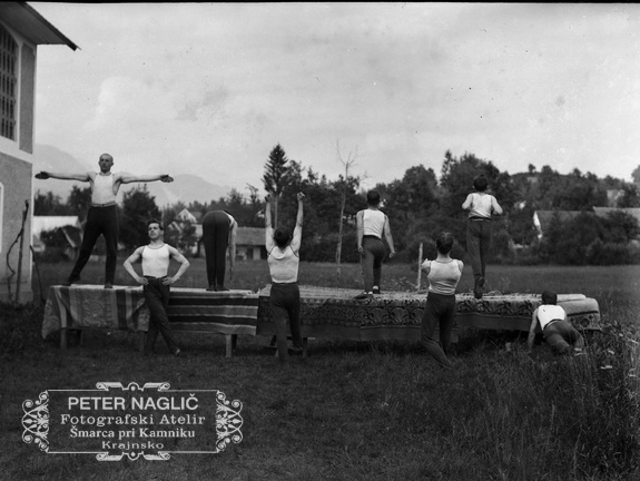 Skupina Orlov pri vajah v Komendi - Naglic 1264