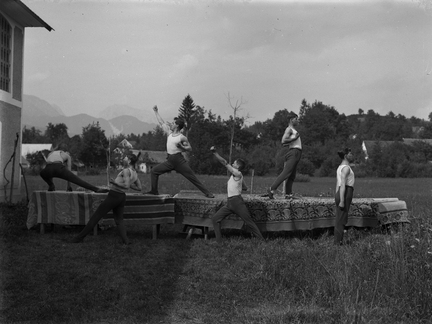 Skupina Orlov pri vajah v Komendi - Naglic 1266