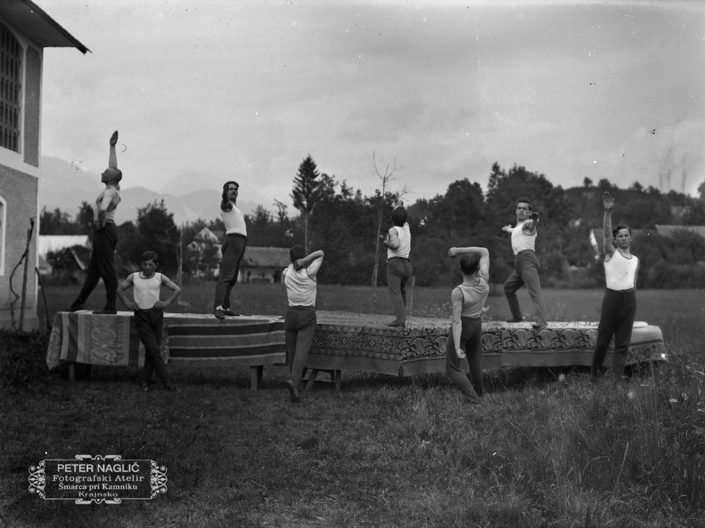 Skupina Orlov pri vajah v Komendi - Naglic 1270