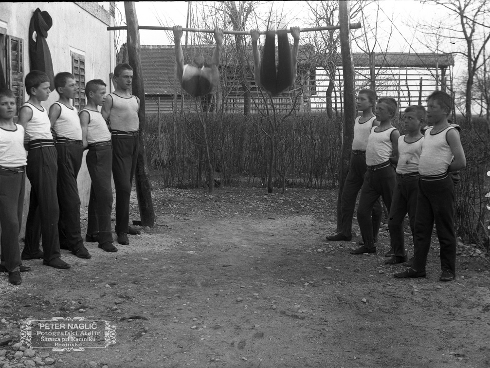 Prvi telovadni drog na koncu hiše pri Končkovih - Naglic 1271