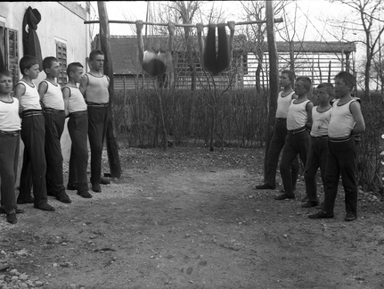 Prvi telovadni drog na koncu hiše pri Končkovih - Naglic 1271