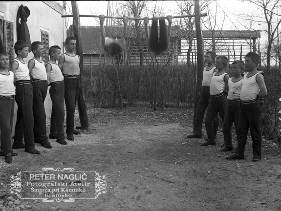 Prvi telovadni drog na koncu hiše pri Končkovih - Naglic 1271