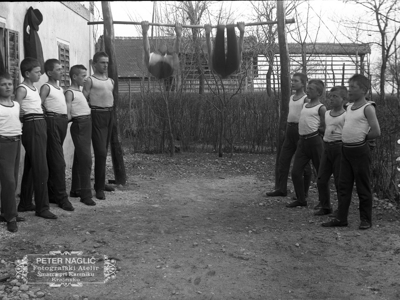 Prvi telovadni drog na koncu hiše pri Končkovih - Naglic 1271