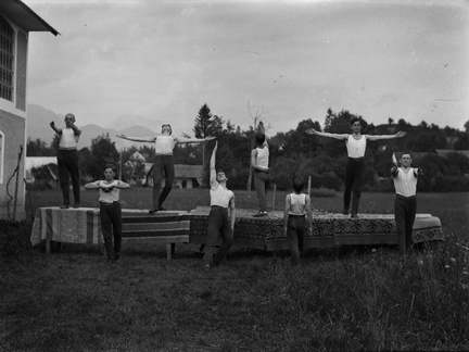 Skupina Orlov pri vajah v Komendi - Naglic 1272