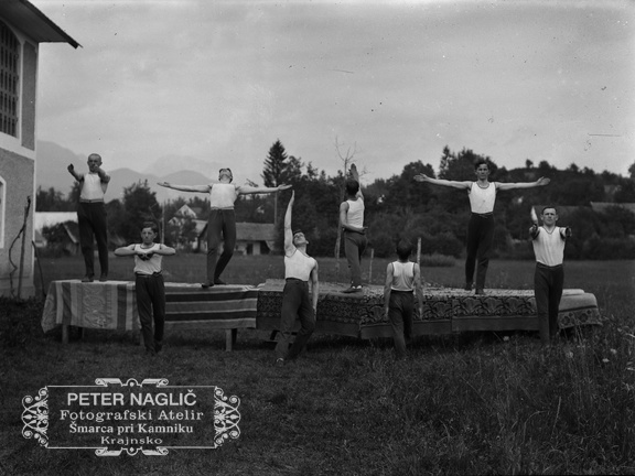 Skupina Orlov pri vajah v Komendi - Naglic 1272