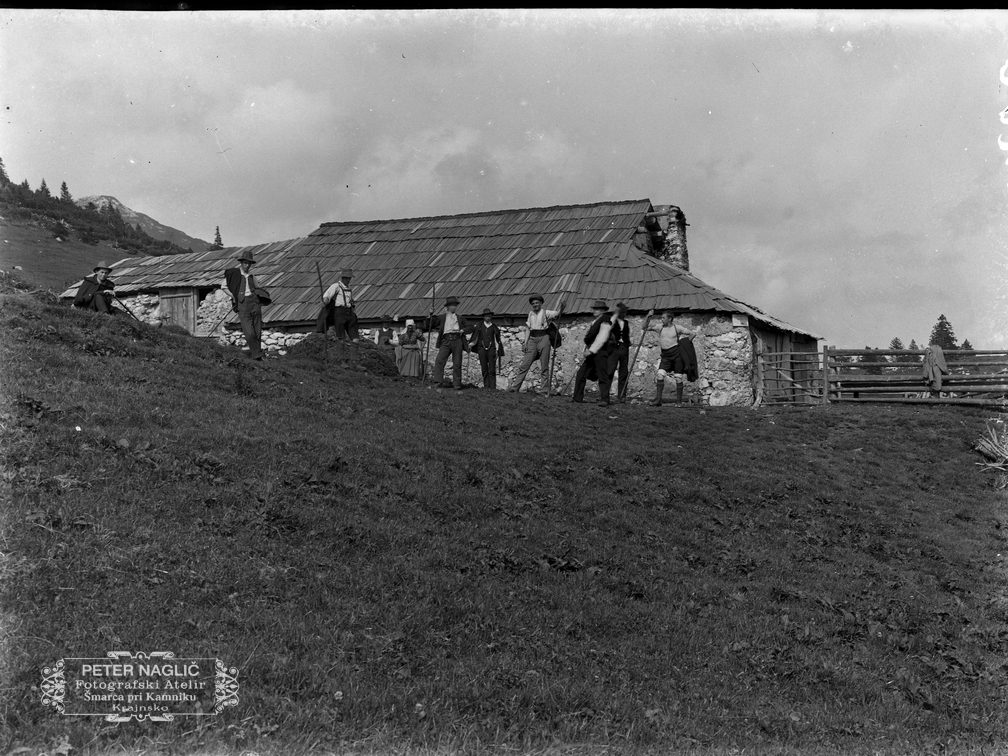Kriška planina s kočo in planinci - Naglic 1206