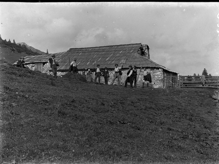 Kriška planina s kočo in planinci - Naglic 1206
