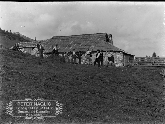 Kriška planina s kočo in planinci - Naglic 1206