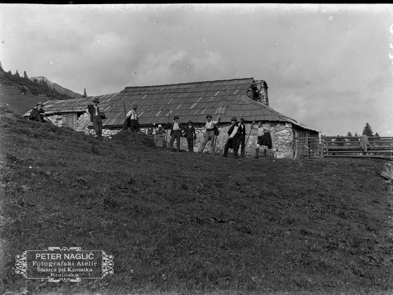 Kriška planina s kočo in planinci - Naglic 1206