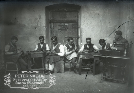 Italijanski ujetniki pri čevljarskem delu - 82  1155