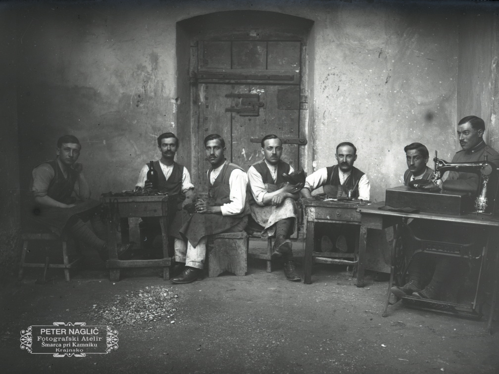 Italijanski ujetniki pri čevljarskem delu - 82  1156