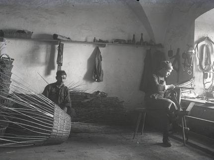 Italijanski ujetniki pri izdelovanju košar - 82  1160
