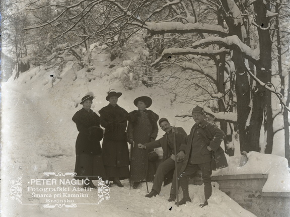 Vojaki v snegu v ženski družbi - 82  1163