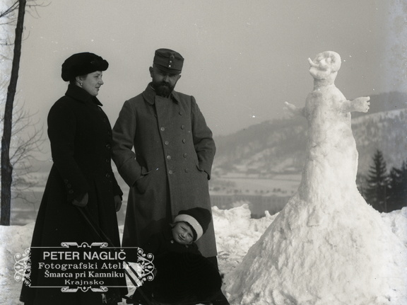 Sneženi mož, ki ga ogledujeta častnik in njegova žena - 77  1082