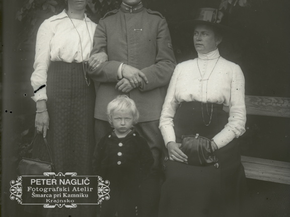 Italijanski ujetnik in njegova družina - 77  1089