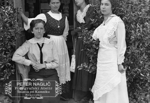 Ivana Naglič s svojimi prijateljicami - Naglic1126