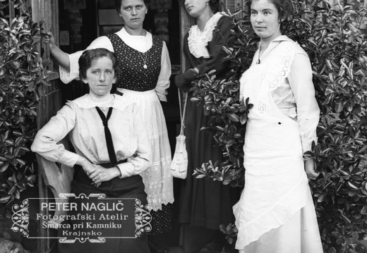 Ivana Naglič s svojimi prijateljicami - Naglic1127