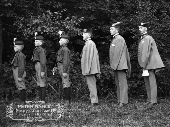 Vsi Orlovi fantje iz Podboršta v orlovskem kroju - Naglic1106