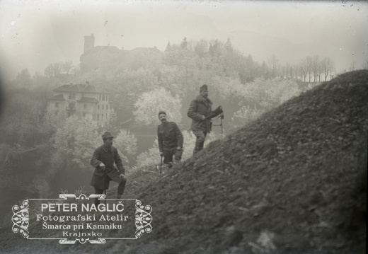 Vojaki na bregu, v ozadju Ljubljanski grad - 76  1066