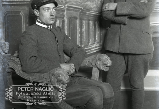 Italijanska ujetnika ob izrezljanem stolu - 76  1078