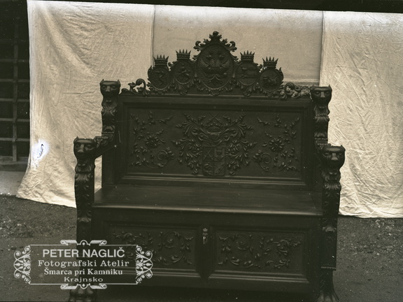 Izrezljana lesena zofa, delo italijanskega ujetnika - 74  1050