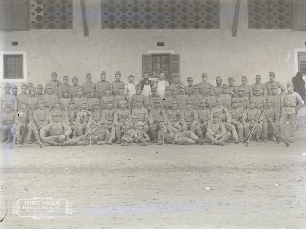 Skupina vojakov na Vrhniki - 71  1005