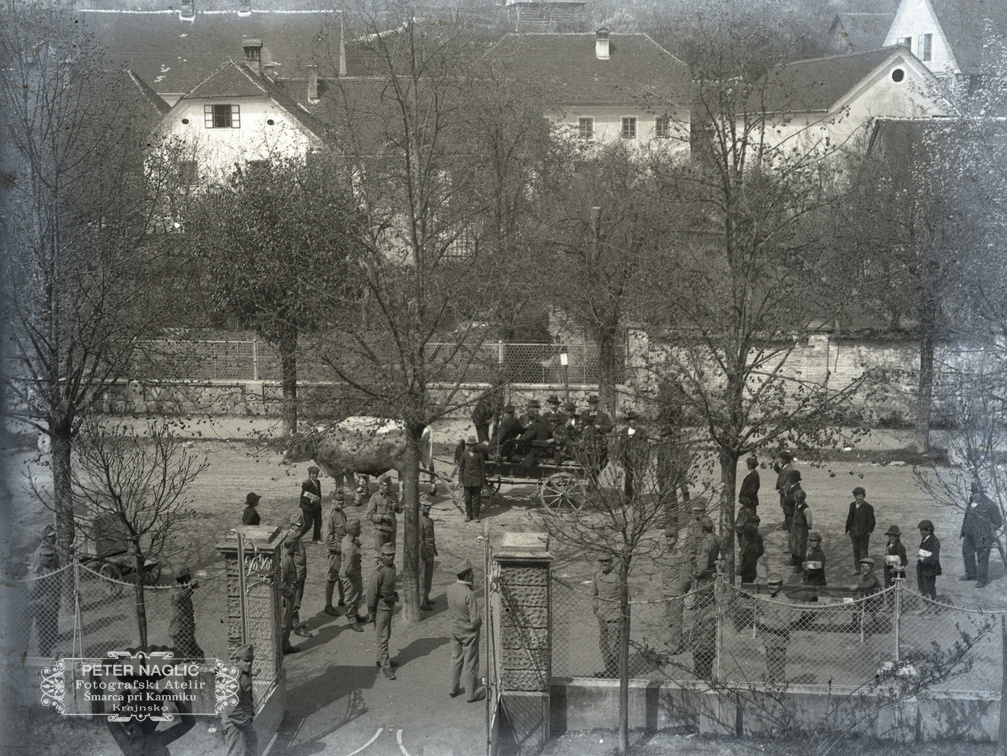 Obiskovalci pred vrhniško šolo - 70  987