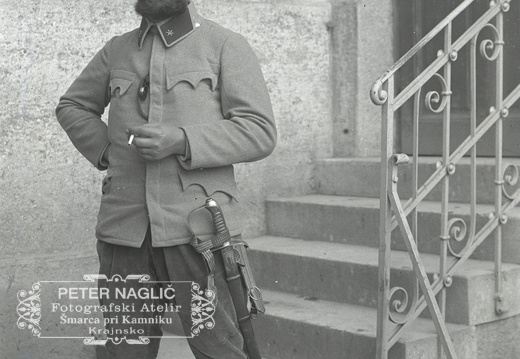 Poročnik s poraščeno brado na Vrhniki - 70  989