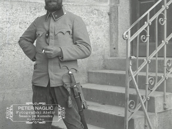 Poročnik s poraščeno brado na Vrhniki - 70  989