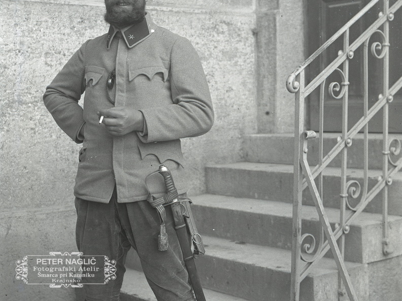 Poročnik s poraščeno brado na Vrhniki - 70  989