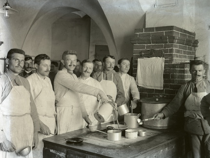 Skupina kuharjev pri štedilniku, Ljubljanski grad - 61  858