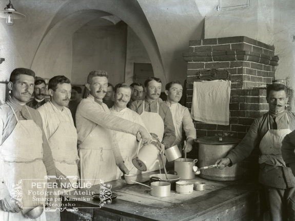 Skupina kuharjev pri štedilniku, Ljubljanski grad - 61  858