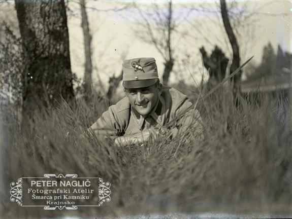 Častnik ležeč v travi čaka na povelje naskok - 61  869